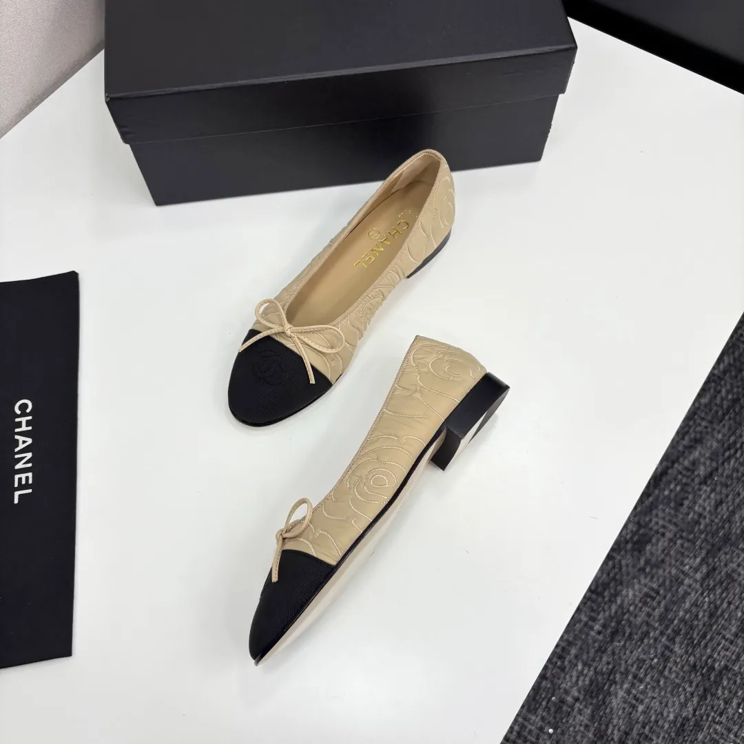 👟👟Ex-factory price 540👟👟 25Fw early spring latest color Chanel Xiaoxiang bow ballet flat shoes Believe me, this is a pair of ballet shoes that can take you to good places🩰 Upper: original lace mesh inner lining: no lining Sole: Italian genuine leather outsole Size: 34-41 regular size (34.40.41 customization is not returnable)